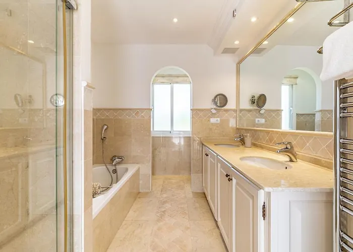 Βίλα Luxury Villa, Heated Pool, Next To The