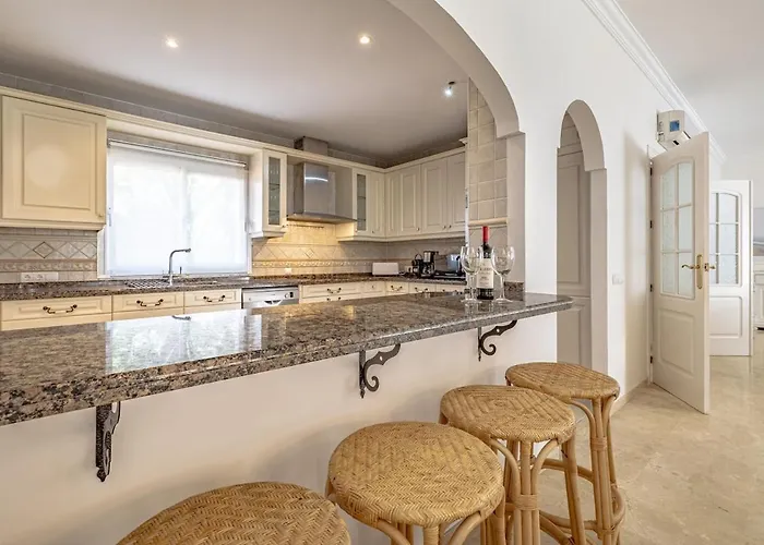 Βίλα Luxury Villa, Heated Pool, Next To The