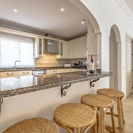Вилла Luxury Villa, Heated Pool, Next To The